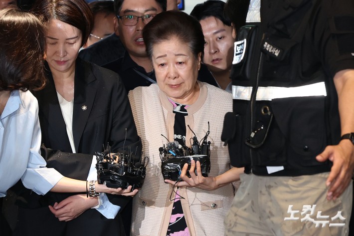 한학자 총재, 특검 소환 3회 불응 후 자진 출석