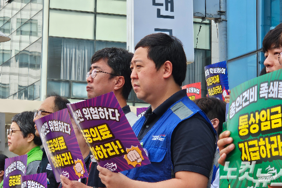 지난 15일 열린 민주노총 공공운수노조 의료연대본부 강원대병원분회 파업 예고 기자회견에서 이요한 분회장이 발언하는 모습. 구본호 기자.