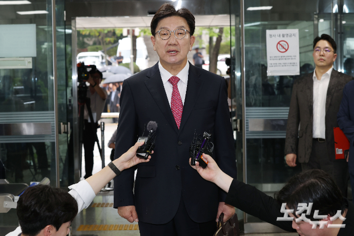 통일교로부터 불법 정치자금을 수수한 혐의를 받는 권성동 국민의힘 의원이 지난 16일 오후 서울 서초구 서울중앙지방법원에서 열린 구속 전 피의자 심문(영장실질심사)에 출석하고 있다. 류영주 기자