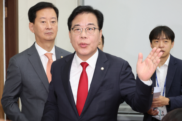 국민의힘 송언석 원내대표가 17일 서울 여의도 국회에서 열린 기자간담회에서 권성동 의원 구속, 정부조직법 여야 협상 등 현안 관련 질문에 답하고 있다. 연합뉴스