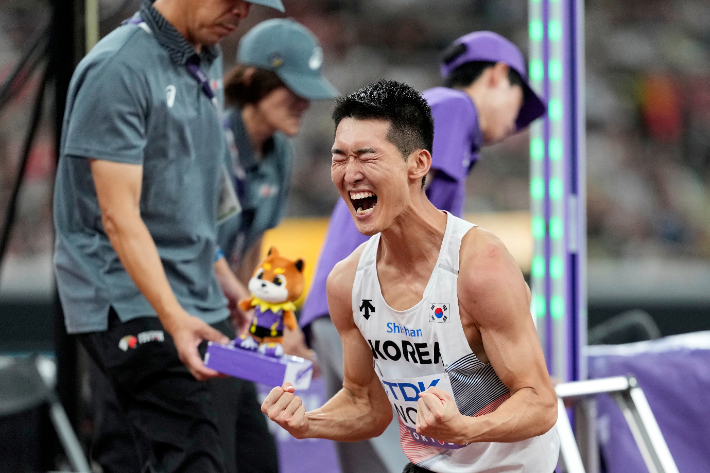 우상혁이 16일 일본 도쿄 국립경기장에서 열린 2025 세계육상선수권 남자 높이뛰기 결선에서 2ｍ34를 넘은 뒤 기뻐하고 있다. 이날 우상혁은 2위에 올랐다. 연합뉴스