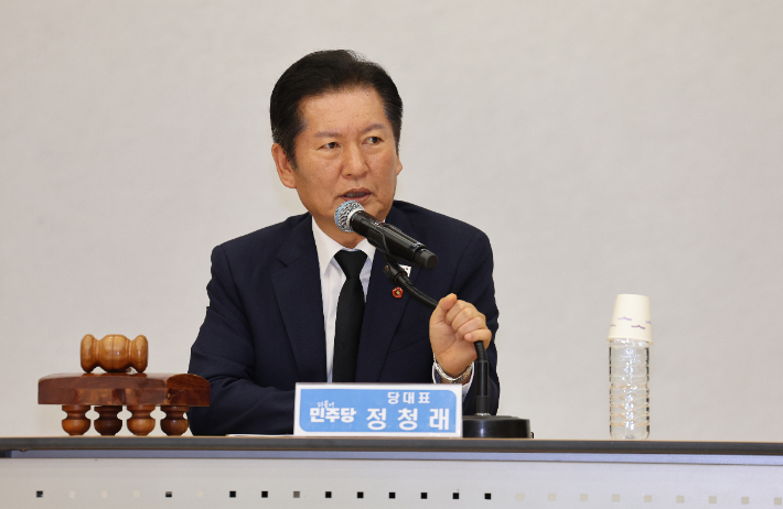 17일 오전 제주시 봉개동 4·3평화공원에서 열린 더불어민주당 최고위원회의에서 정청래 대표가 발언하고 있다. 연합뉴스