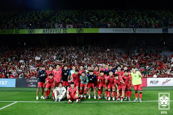 경기 후 단체사진 찍는 축구대표팀. 대한축구협회