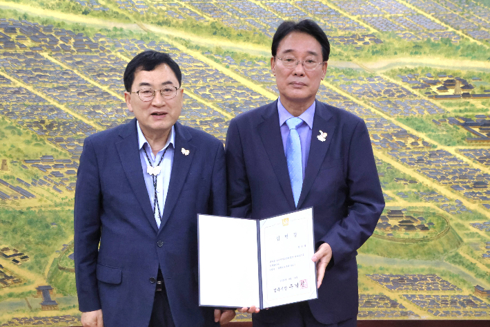 주낙영 경주시장(왼쪽)이 김진태 신임 경주시시설관리공단 이사장에게 임명장을 수여한 뒤 기념촬영을 하고 있다. 경주시 제공