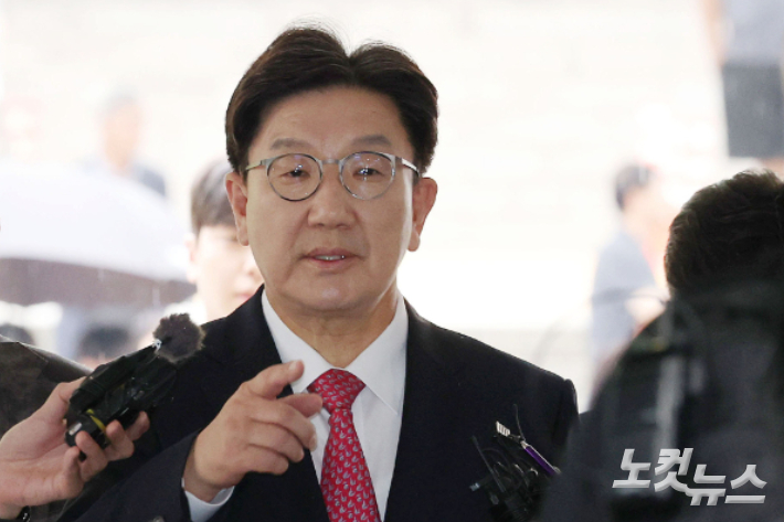 통일교로부터 불법 정치자금을 수수한 혐의를 받는 권성동 국민의힘 의원이 지난 16일 오후 서울 서초구 서울중앙지방법원에서 열린 구속 전 피의자 심문(영장실질심사)에 출석하고 있다. 류영주 기자