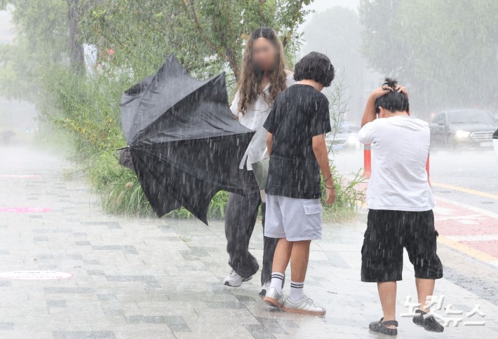 전국 곳곳에 거센 가을비가 내린 17일 서울 종로구 열린송현 녹지광장 인근에서 시민들이 발걸음을 재촉하고 있다.