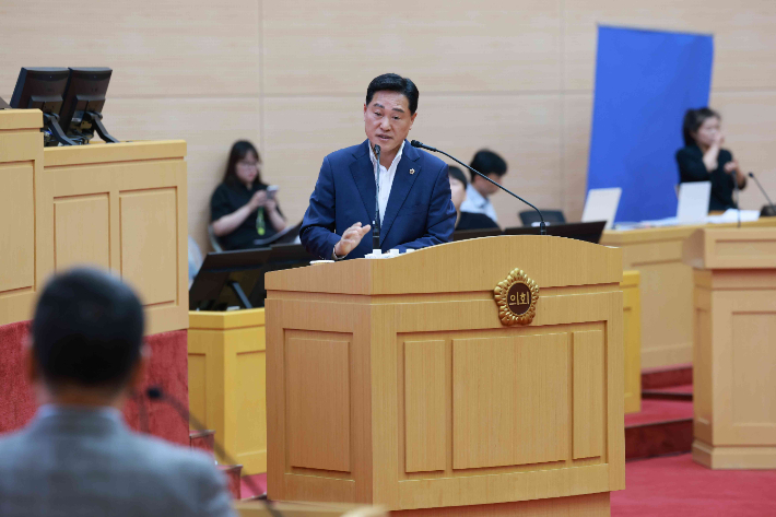 강문성 전남도의원(더불어민주당, 여수 3)은 16일 열린 제393회 전라남도의회 임시회 도정 및 교육행정 질문에서 도내 낡은 부영 임대 아파트의 열악한 관리 부실 문제를 집중적으로 질타했다. 전남도의회 제공 