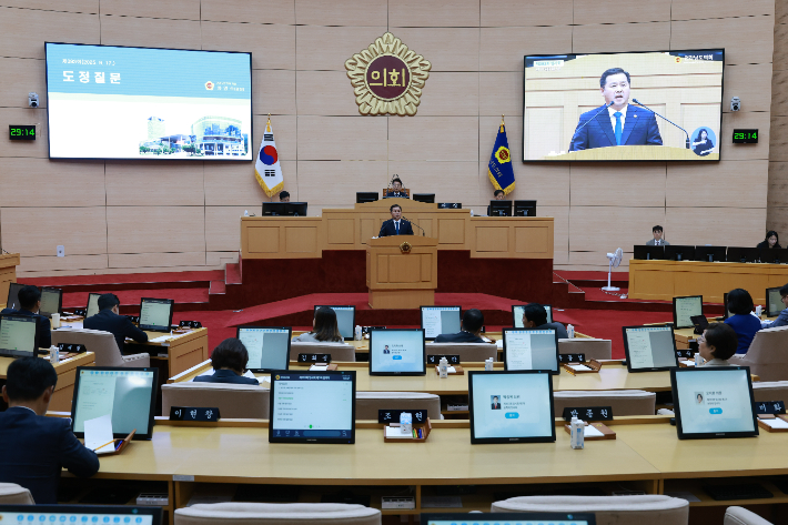 전라남도의회 차영수 의원(더불어민주당, 강진)은 17일 제393회 임시회 도정질문에서 "전남도교육청이 법정 장애인 의무고용률을 지키지 못해 부담금이 급증하고 있다"고 질타했다. 전남도의회 제공