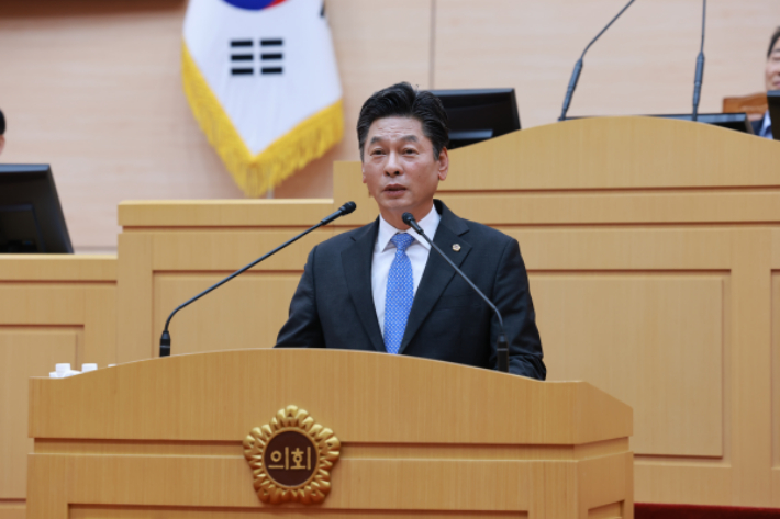 전라남도의회 이철 부의장(더불어민주당·완도 1)은 17일 열린 제393회 임시회 도정질문에서 완도 연륙·연도교 건설 사업의 필요성을 강하게 피력했다. 전남도의회 제공