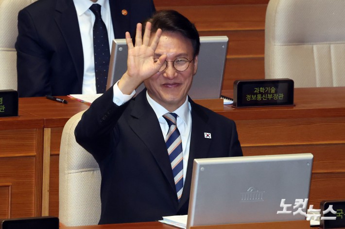 17일 서울 여의도 국회에서 열린 제429회국회(정기회) 제7차 본회의 경제에 관한 질문에서 김민석 국무총리가 손을 들어 인사를 하고 있다.