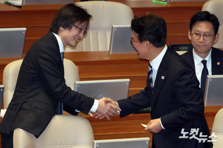 17일 서울 여의도 국회에서 열린 제429회국회(정기회) 제7차 본회의 경제에 관한 질문에서 김민석 국무총리(오른쪽)와 주병기 공정거래위원장이 인사를 하고 있다.