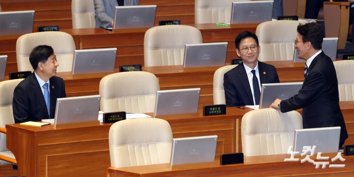 17일 서울 여의도 국회에서 열린 제429회국회(정기회) 제7차 본회의 경제에 관한 질문에서 김민석 국무총리(오른쪽)와 구윤철 경제부총리 겸 기획재정부 장관(왼쪽)이 대화를 하고 있다.