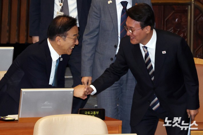 17일 서울 여의도 국회에서 열린 제429회국회(정기회) 제7차 본회의 경제에 관한 질문에서 김민석 국무총리와 김윤덕 국토교통부 장관(왼쪽)이 인사를 하고 있다.
