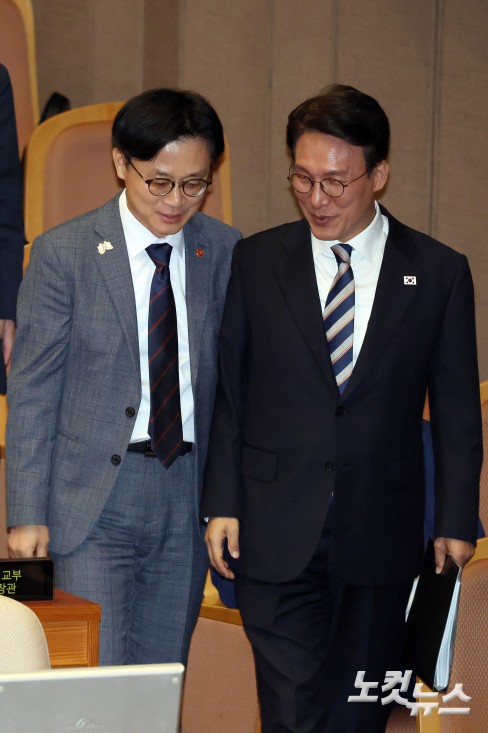 17일 서울 여의도 국회에서 열린 제429회국회(정기회) 제7차 본회의 경제에 관한 질문에서 김민석 국무총리와 김정관 산업통상자원부 장관이 대화를 하고 있다.