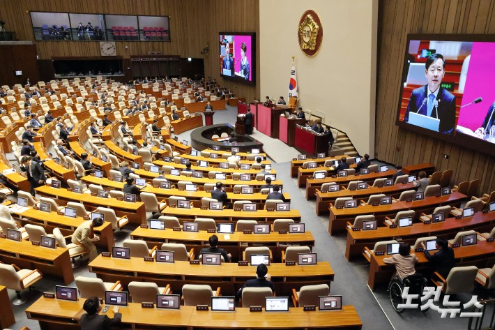 17일 서울 여의도 국회에서 열린 제429회국회(정기회) 제7차 본회의 경제에 관한 질문에서 구윤철 경제부총리 겸 기획재정부 장관이 의원 질의에 답변을 하고 있다.