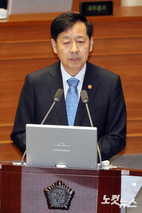 17일 서울 여의도 국회에서 열린 제429회국회(정기회) 제7차 본회의 경제에 관한 질문에서 구윤철 경제부총리 겸 기획재정부 장관이 의원 질의에 답변을 하고 있다.