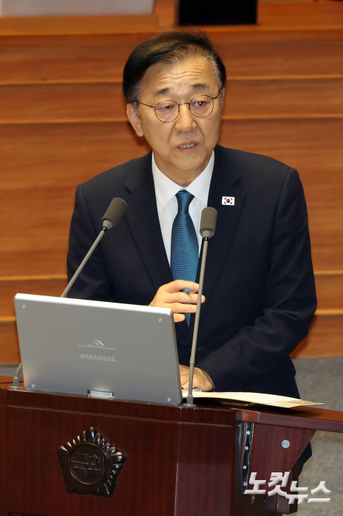 17일 서울 여의도 국회에서 열린 제429회국회(정기회) 제7차 본회의 경제에 관한 질문에서 김윤덕 국토교통부 장관이 의원 질의에 답변을 하고 있다.