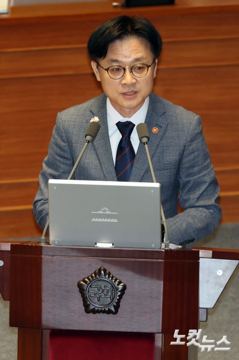 17일 서울 여의도 국회에서 열린 제429회국회(정기회) 제7차 본회의 경제에 관한 질문에서 김정관 산업통상자원부 장관이 의원 질의에 답변을 하고 있다.