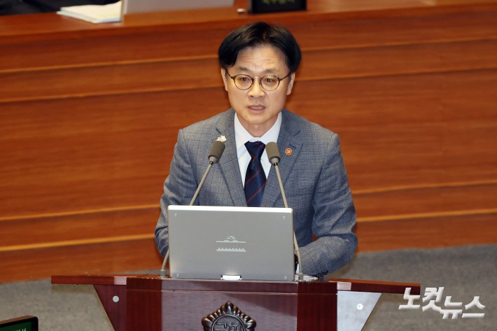 17일 서울 여의도 국회에서 열린 제429회국회(정기회) 제7차 본회의 경제에 관한 질문에서 김정관 산업통상자원부 장관이 의원 질의에 답변을 하고 있다.