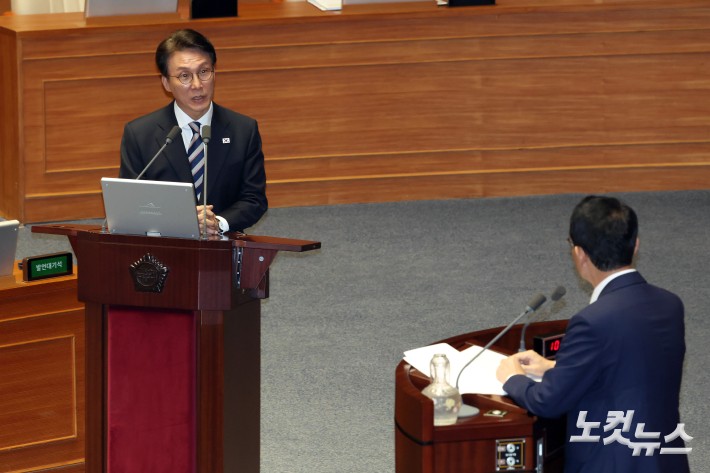 17일 서울 여의도 국회에서 열린 제429회국회(정기회) 제7차 본회의 경제에 관한 질문에서 김민석 국무총리가 의원 질의에 답변을 하고 있다.