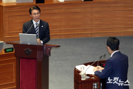 17일 서울 여의도 국회에서 열린 제429회국회(정기회) 제7차 본회의 경제에 관한 질문에서 김민석 국무총리가 의원 질의에 답변을 하고 있다.