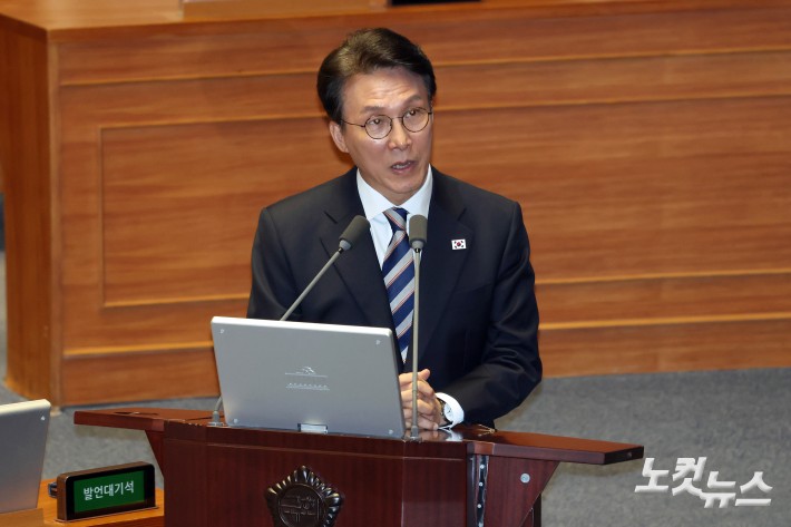 17일 서울 여의도 국회에서 열린 제429회국회(정기회) 제7차 본회의 경제에 관한 질문에서 김민석 국무총리가 의원 질의에 답변을 하고 있다.