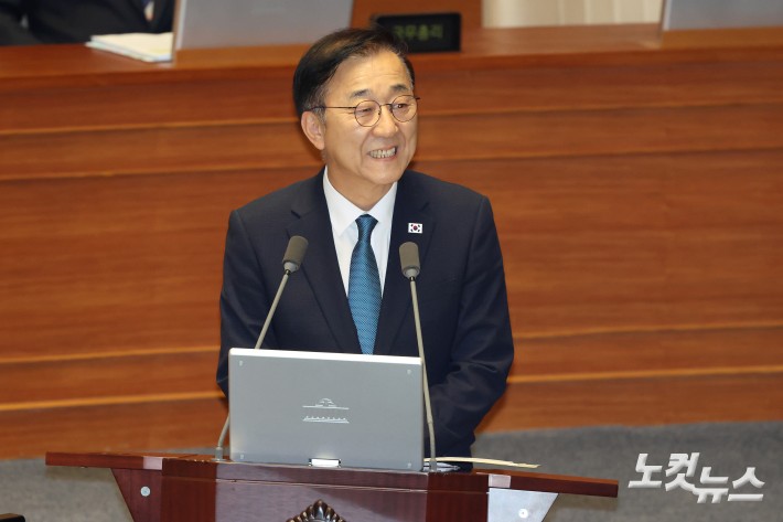 17일 서울 여의도 국회에서 열린 제429회국회(정기회) 제7차 본회의 경제에 관한 질문에서 김윤덕 국토교통부 장관이 의원 질의에 답변을 하고 있다.