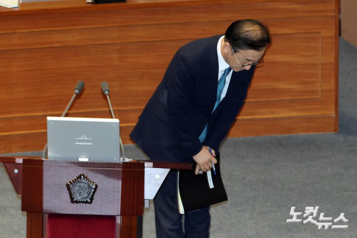 17일 서울 여의도 국회에서 열린 제429회국회(정기회) 제7차 본회의 경제에 관한 질문에서 김윤덕 국토교통부 장관이 발언대로 향하며 인사를 하고 있다.