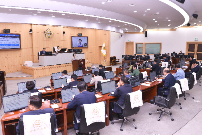 전남 여수시의회는 지난 16일 제250회 임시회 제4차 본회의에서 '전라남도 동부권 행정 불균형 해소와 균형발전 촉구 건의안'을 채택했다. 여수시의회 제공