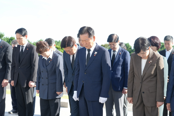 정청래 대표 등 민주당 지도부가 17일 제주4.3평화공원을 찾아 참배했다. 제주도 제공