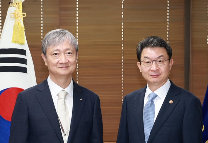 이찬진 금융감독원장(왼쪽)과 이억원 금융위원장(오른쪽). 금융위원회·금융감독원 제공