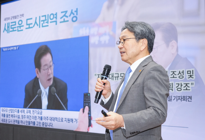 광주광역시(시장 강기정)는 17일 국회 의원회관 제1소회의실에서 '광주·전남 대도시권 만들기 위한 AI 모빌리티 신도시 구상 정책토론회'를 열었다. 광주시 제공