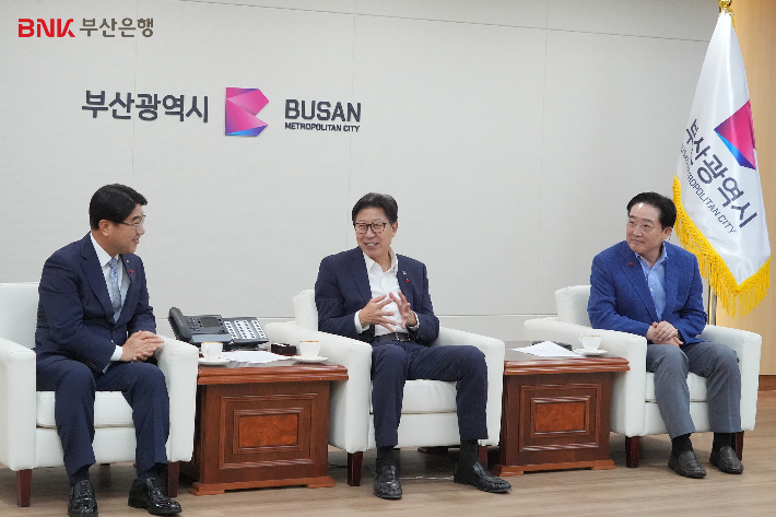 왼쪽부터 방성빈 은행장, 박형준 부산시장, 이수태 부산사회복지공동모금회장. BNK부산은행 제공