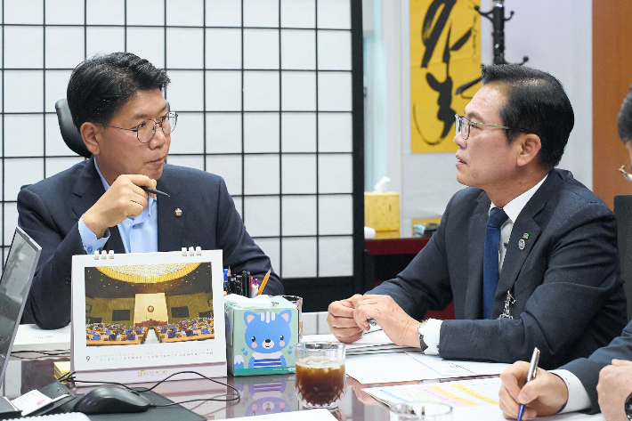 이재관 국회의원(왼쪽)과 김석필 천안시장 권한대행이 내년도 정부 예산안 관련 논의를 하고 있다. 천안시 제공