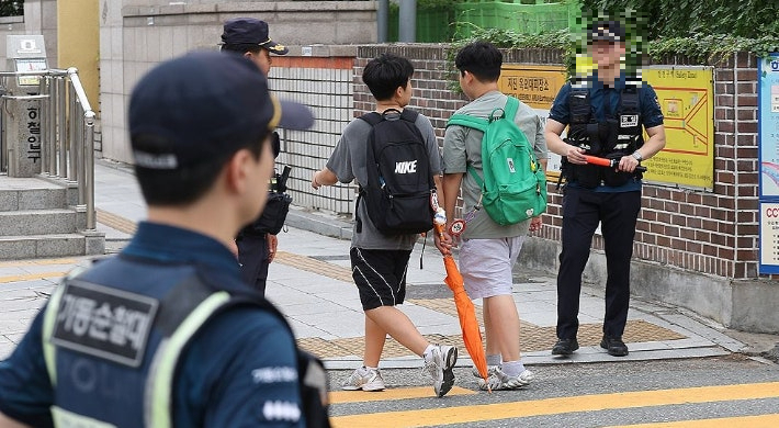 학교 앞에서 순찰 중인 경찰관들. 기사 내용과 직접적인 연관 없음. 연합뉴스