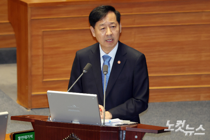 17일 서울 여의도 국회에서 열린 제429회국회(정기회) 제7차 본회의 경제에 관한 질문에서 구윤철 경제부총리 겸 기획재정부 장관이 의원 질의에 답변을 하고 있다. 윤창원 기자