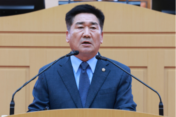 전남도의회 김성일 의원(더불어민주당, 해남 1)은 지난 16일, 제393회 임시회 도정질문을 통해 전남도의 역점 개발사업인 '솔라시도 기업도시 개발사업'의 부진을 강도 높게 질타했다. 전남도의회 제공