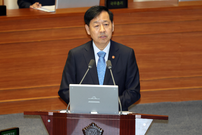 17일 서울 여의도 국회에서 열린 제429회국회(정기회) 제7차 본회의 경제에 관한 질문에서 구윤철 경제부총리 겸 기획재정부 장관이 의원 질의에 답변을 하고 있다. 윤창원 기자
