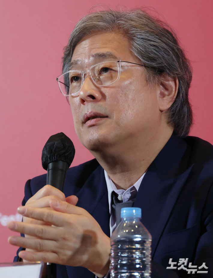 박찬욱 감독이 17일 부산 해운대구 영화의전당 중극장에서 열린 '제30회 부산국제영화제(BIFF)' 개막작 '어쩔수가없다' 기자회견에 참석해 취재진의 질문에 답하고 있다. 부산=황진환 기자