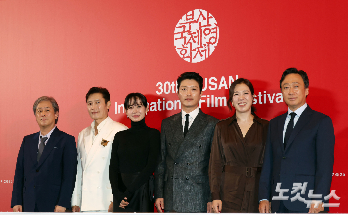 박찬욱 감독(왼쪽부터), 배우 이병헌, 손예진, 박희순, 이성민, 염혜란이 17일 부산 해운대구 영화의전당 중극장에서 '제30회 부산국제영화제(BIFF)' 개막작 '어쩔수가없다' 기자회견에 참석해 포토타임을 갖고 있다. 부산=황진환 기자