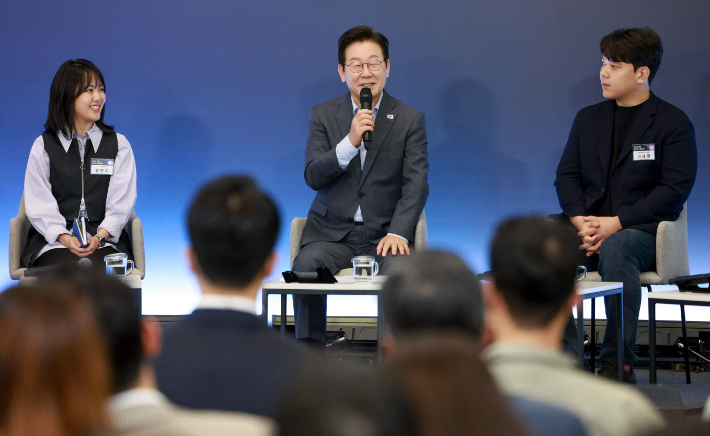 이재명 대통령이 17일 경기도 성남시 스타트업 스퀘어에서 열린 청년 스타트업 상상콘서트에서 발언하고 있다. 연합뉴스