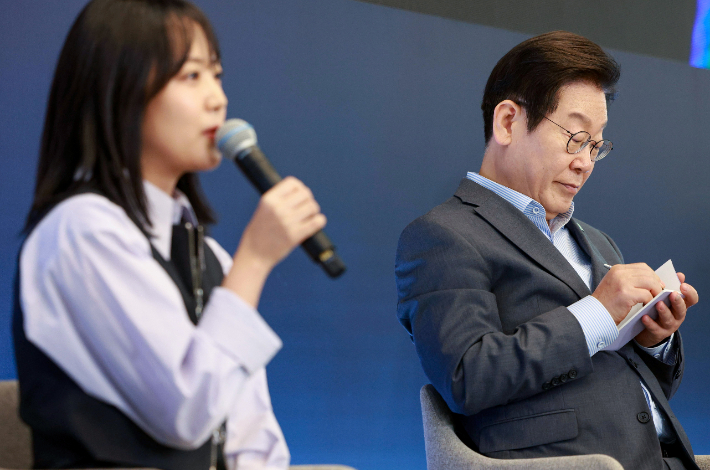 이재명 대통령이 17일 경기도 성남시 스타트업 스퀘어에서 열린 청년 스타트업 상상콘서트에서 참석자 발언을 메모하며 경청하고 있다. 연합뉴스