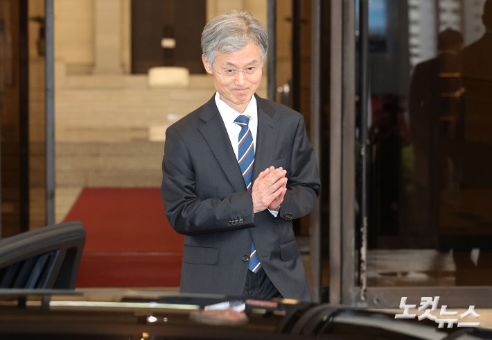 조희대 대법원장이 17일 오후 서울 서초구 대법원에서 퇴근하고 있다. 조 대법원장은 이날 한덕수 전 국무총리와 이재명 대통령의 공직선거법 위반 사건 처리를 논의했다는 의혹을 전면 부인했다.