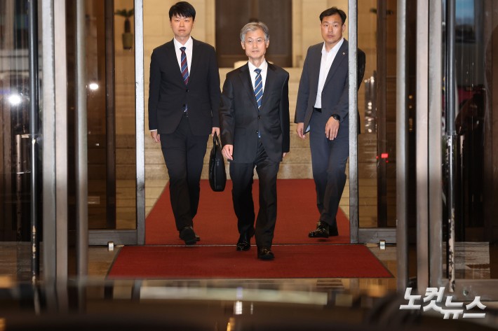 조희대 대법원장이 17일 오후 서울 서초구 대법원에서 퇴근하고 있다. 조 대법원장은 이날 한덕수 전 국무총리와 이재명 대통령의 공직선거법 위반 사건 처리를 논의했다는 의혹을 전면 부인했다.