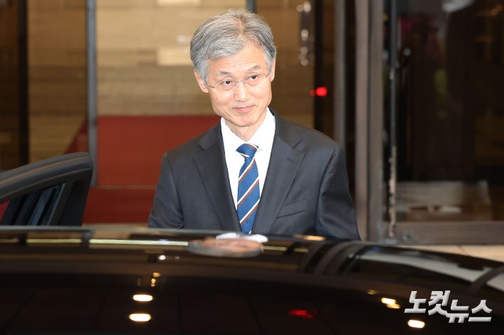 조희대 대법원장이 17일 오후 서울 서초구 대법원에서 퇴근하고 있다. 조 대법원장은 이날 한덕수 전 국무총리와 이재명 대통령의 공직선거법 위반 사건 처리를 논의했다는 의혹을 전면 부인했다.