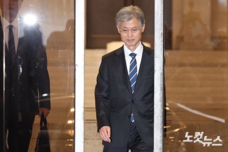 조희대 대법원장이 17일 오후 서울 서초구 대법원에서 퇴근하고 있다. 조 대법원장은 이날 한덕수 전 국무총리와 이재명 대통령의 공직선거법 위반 사건 처리를 논의했다는 의혹을 전면 부인했다.