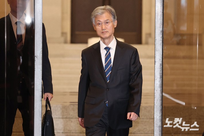 조희대 대법원장이 17일 오후 서울 서초구 대법원에서 퇴근하고 있다. 조 대법원장은 이날 한덕수 전 국무총리와 이재명 대통령의 공직선거법 위반 사건 처리를 논의했다는 의혹을 전면 부인했다.