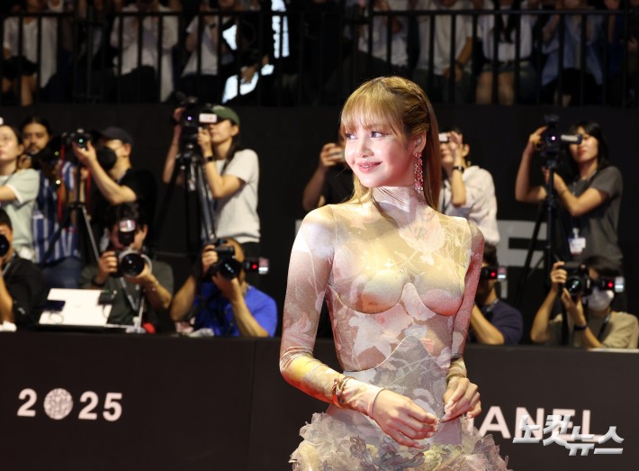 레드카펫 위 빛나는 리사