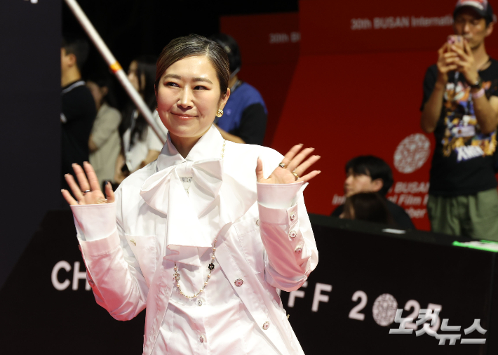 매기 강 감독이 17일 부산 해운대구 영화의전당에서 열린 '제30회 부산국제영화제(BIFF)' 개막식에 참석해 레드카펫을 밟고 있다. 부산=황진환 기자