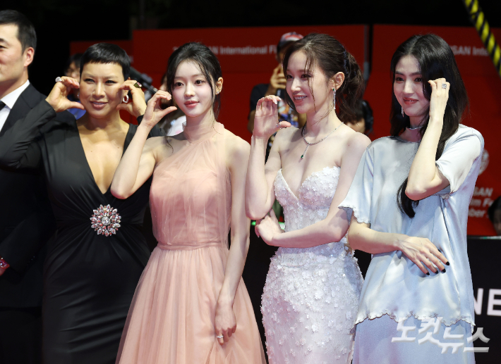 배우 정영주, 한소희, 전종서, 유아가 17일 부산 해운대구 영화의전당에서 열린 '제30회 부산국제영화제(BIFF)' 개막식에 참석해 레드카펫을 밟고 있다. 부산=황진환 기자